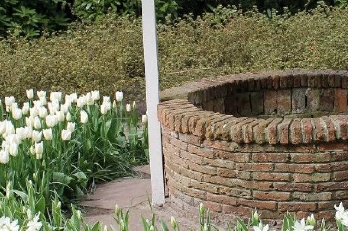 Ziegelbrunnen im Garten